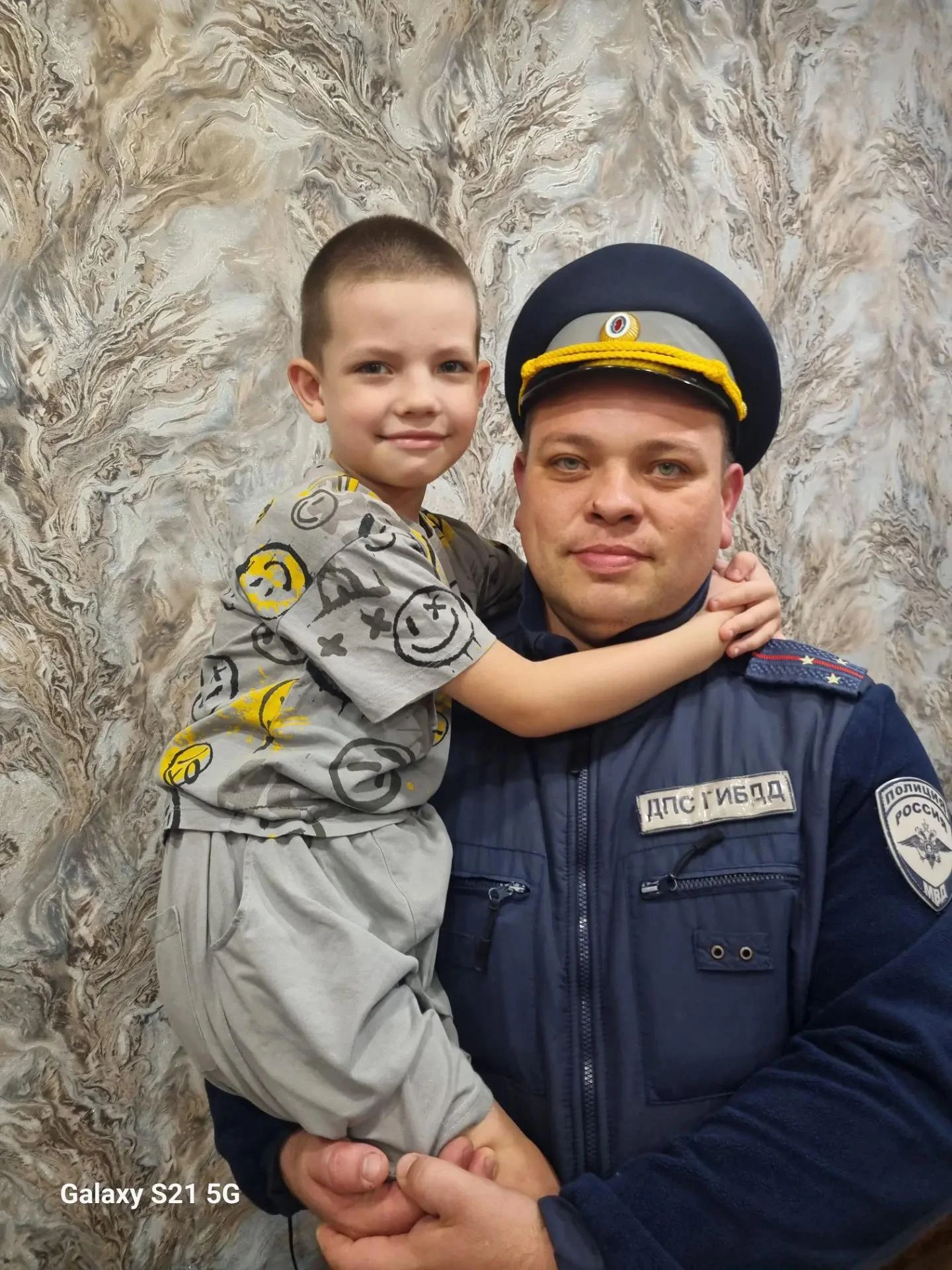 Моего папу зовут Толстяков Александр Владимирович. Мой папа начал службу с Патрульно по...