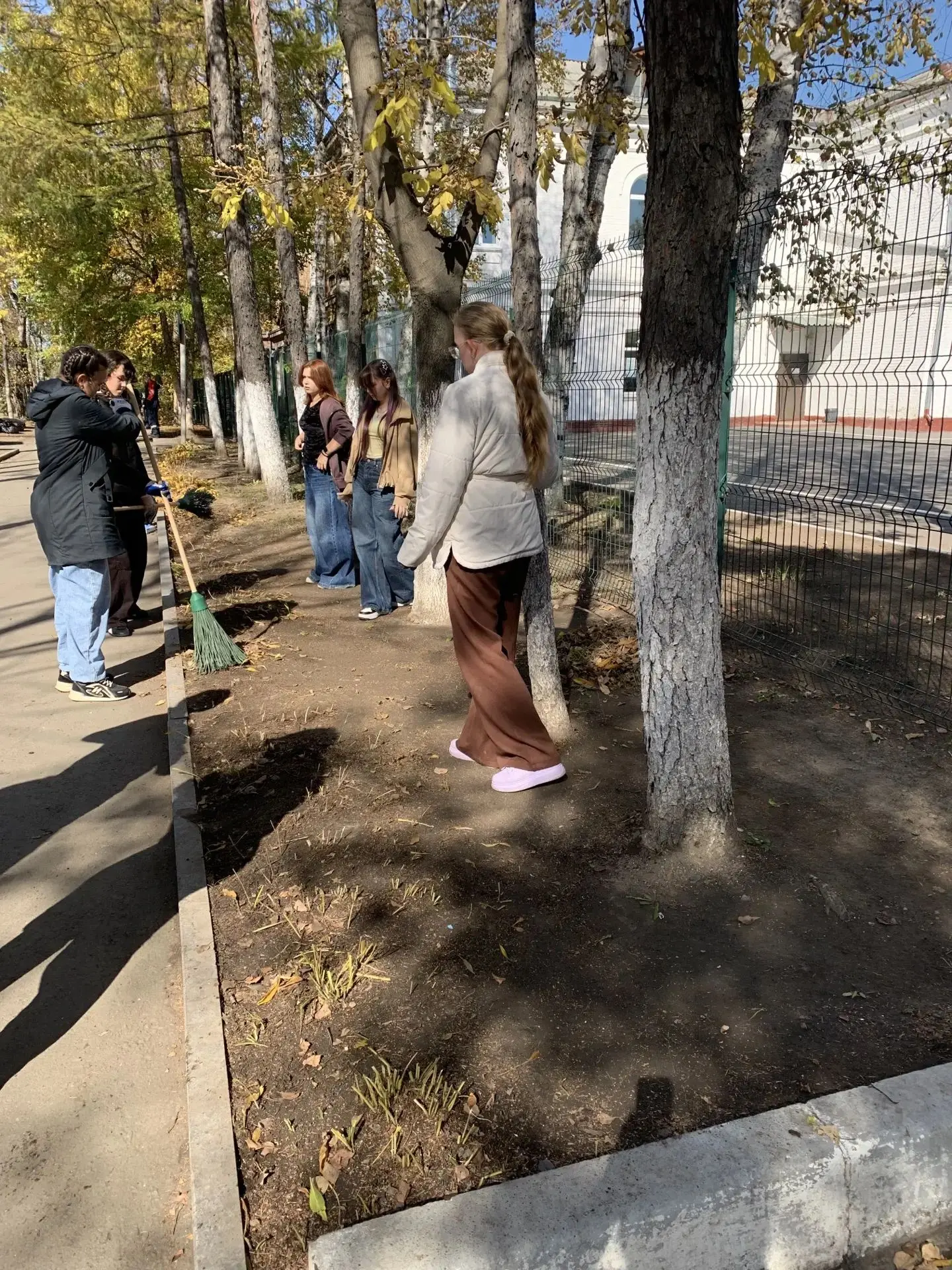 🍁 Делаем наш город чище и уютнее: ученики и педагоги выходят на осенний субботник!