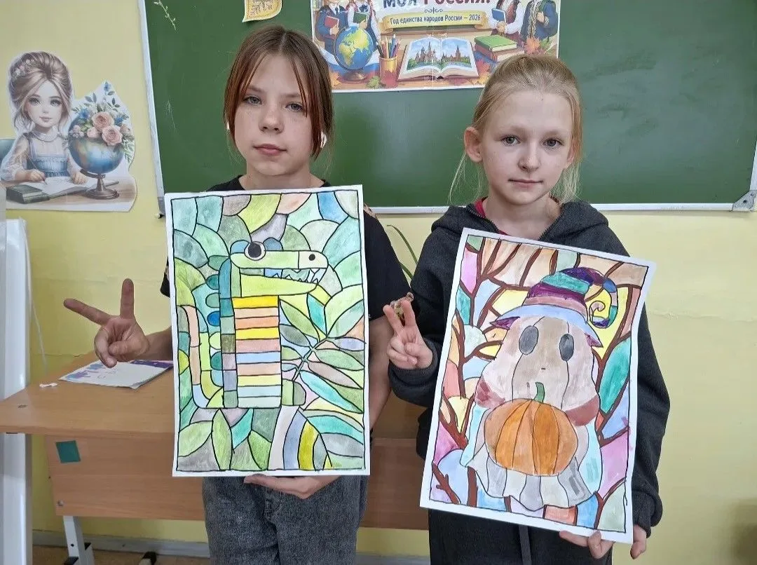 Сегодня на занятии в учебном корпусе п. Невон "художники" рисовали эскиз витража.