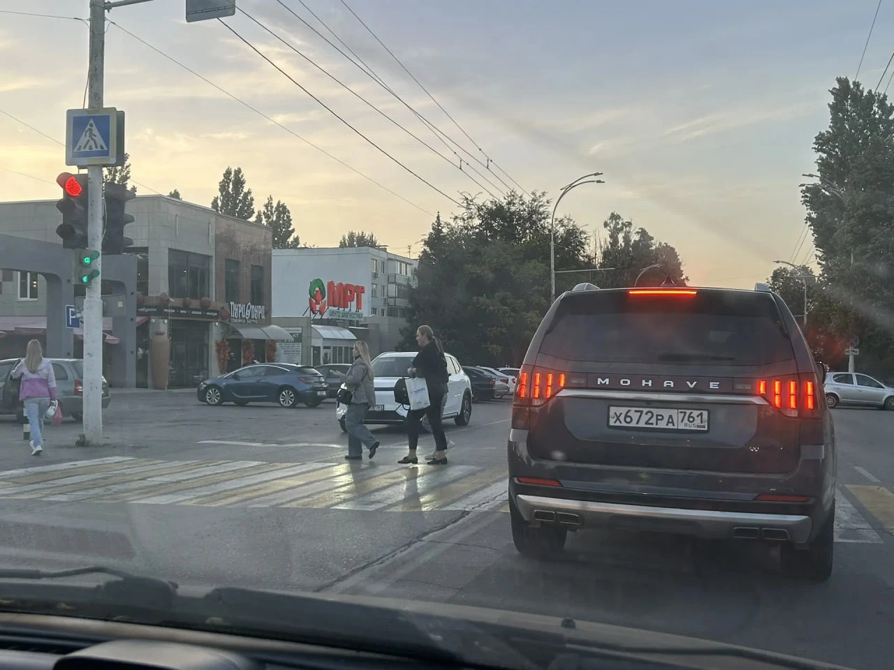 На зелёный — стоим на «зебре» и создаём пробку, на красный — едем?