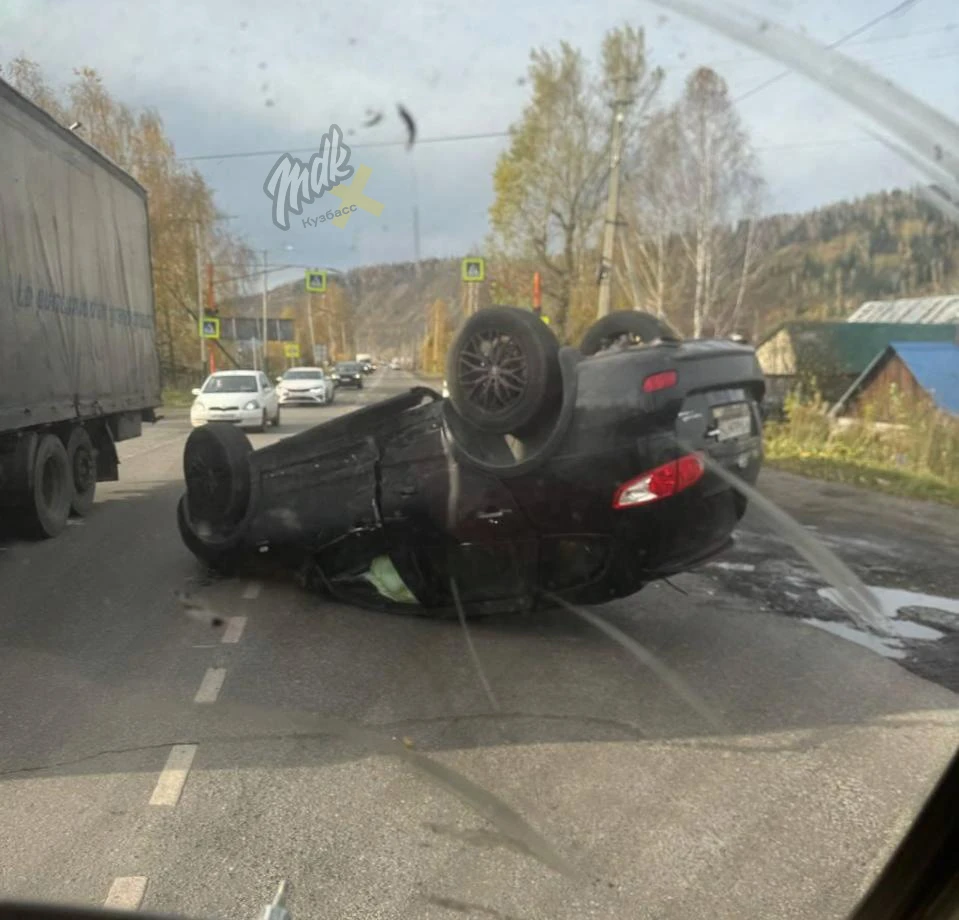 Перевёртыш посреди дороги в Междуреченске