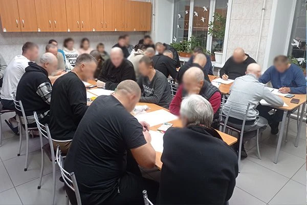 Нарисовали открытки своим учителям осужденные УФИЦ при ИК-13 УФСИН России по Хабаровско...