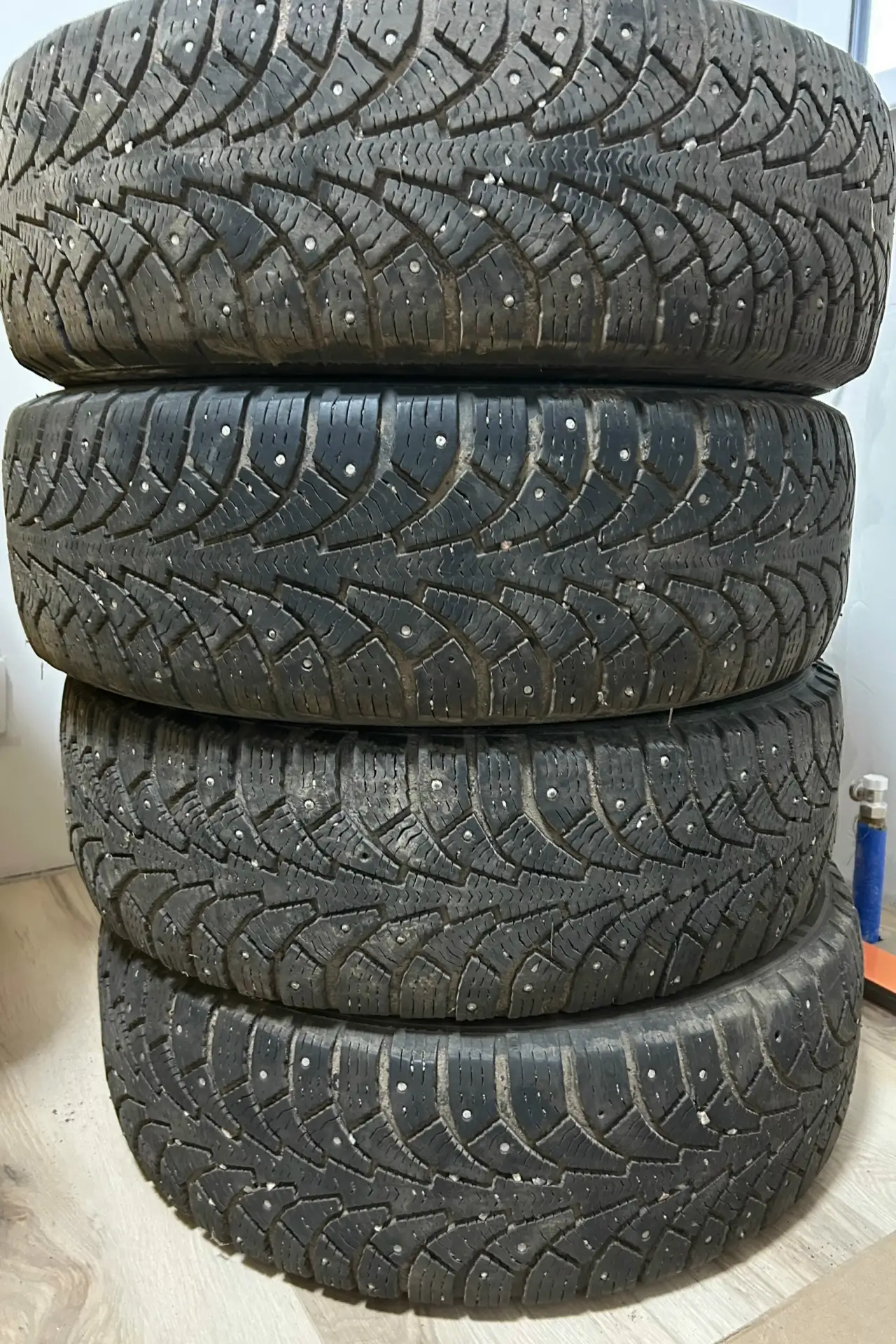 Анон. Продам зимнюю резину б/у 195/65 R15. 12000 за комплект. 89191265681