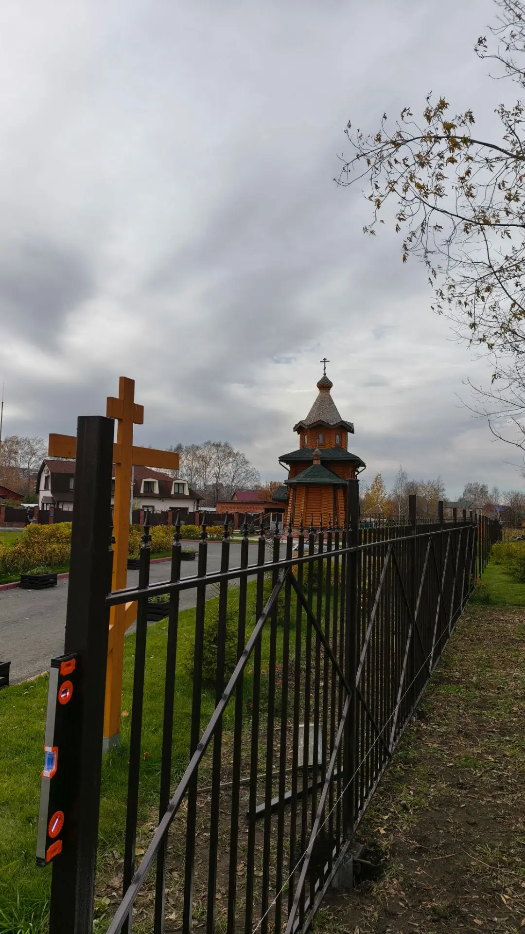 Сегодня в храме святого праведного Феодора Томского началась установка ограды. Первые с...