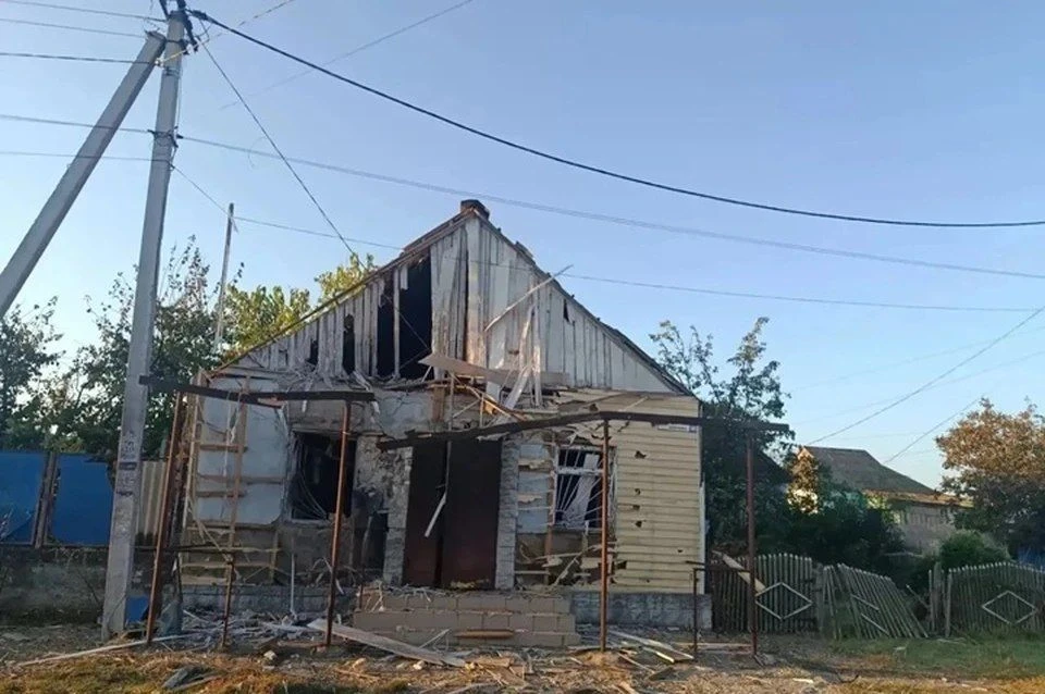 При атаке дрона ВСУ в Днепрянах ранены два человека и повреждены здания