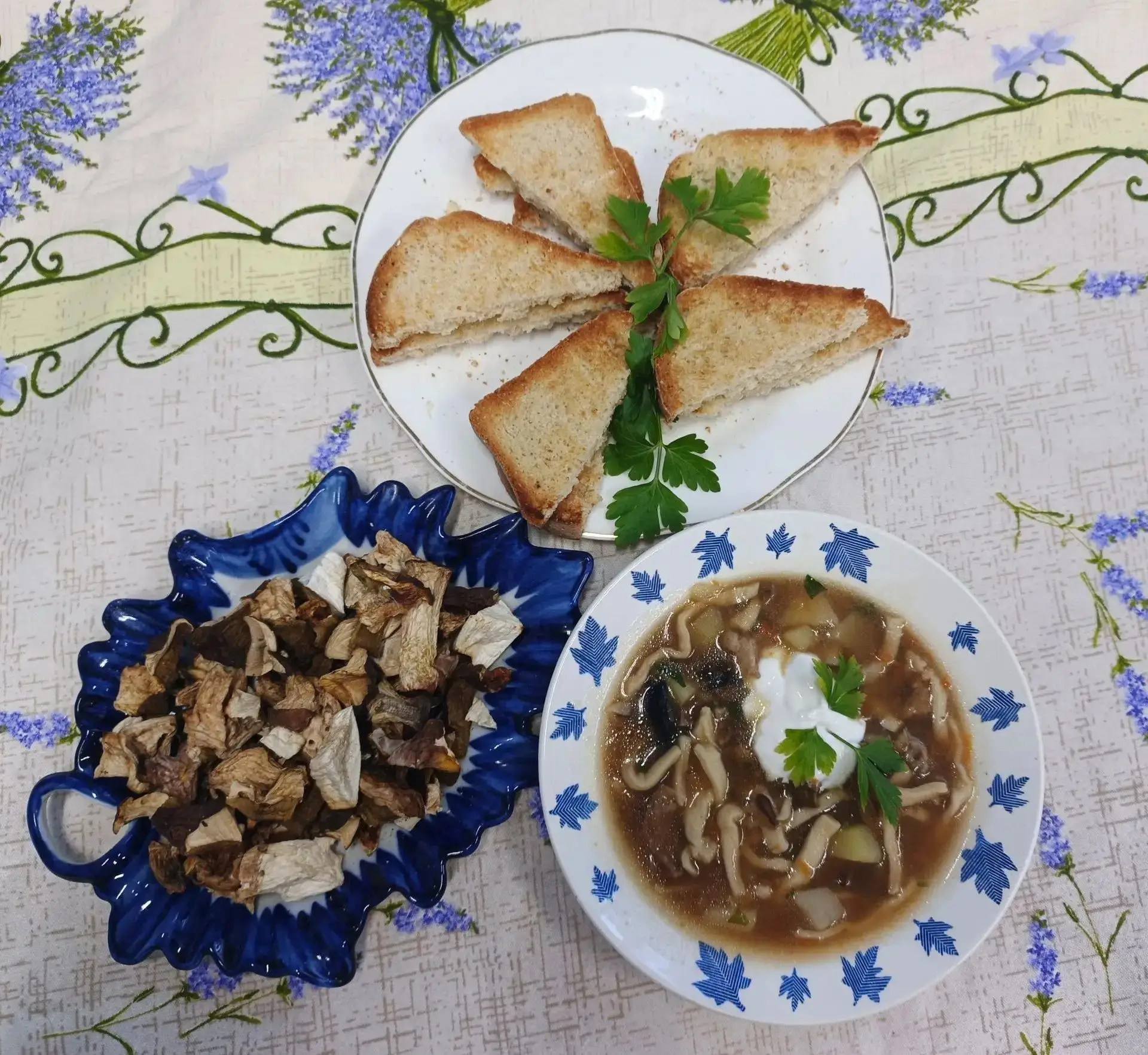 🍽️Вкусное блюдо на холодное время года: грибной суп с домашней лапшой и гренками