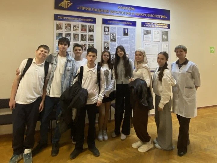 Школьники познакомились с профессиями микробиолога и ветеринарно-санитарного эксперта 🔬🎓