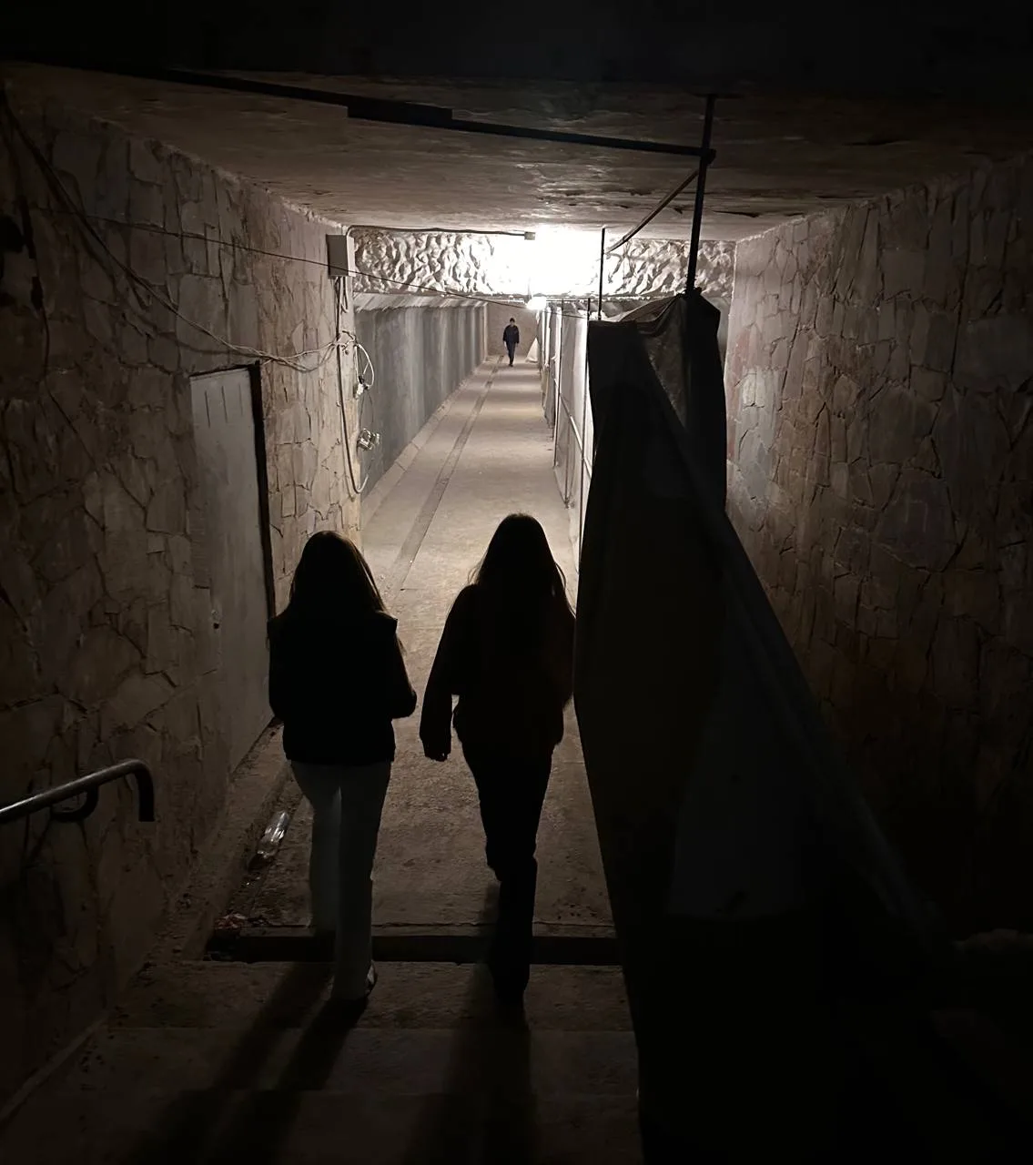 «Еще чуть-чуть и переход под трассой 👻отремонтируют. 👏Народ, не мусорим там, лампочки...