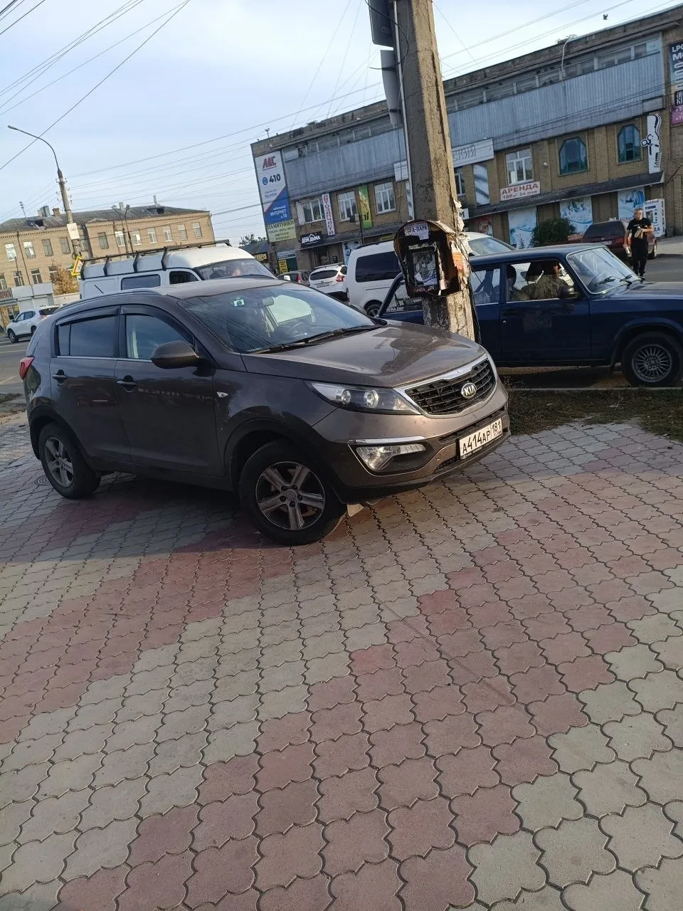 Подъезжают к пункту выдачи и занимают тротуары!!! Вот так вот в Луганске