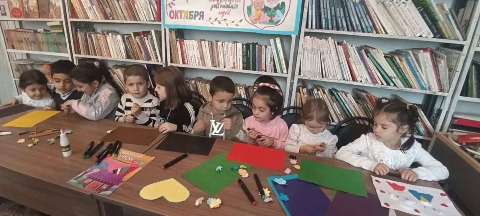 Ко Дню пожилого человека, в Ахтынской Детской библиотеке с воспитанниками детсада "Расс...