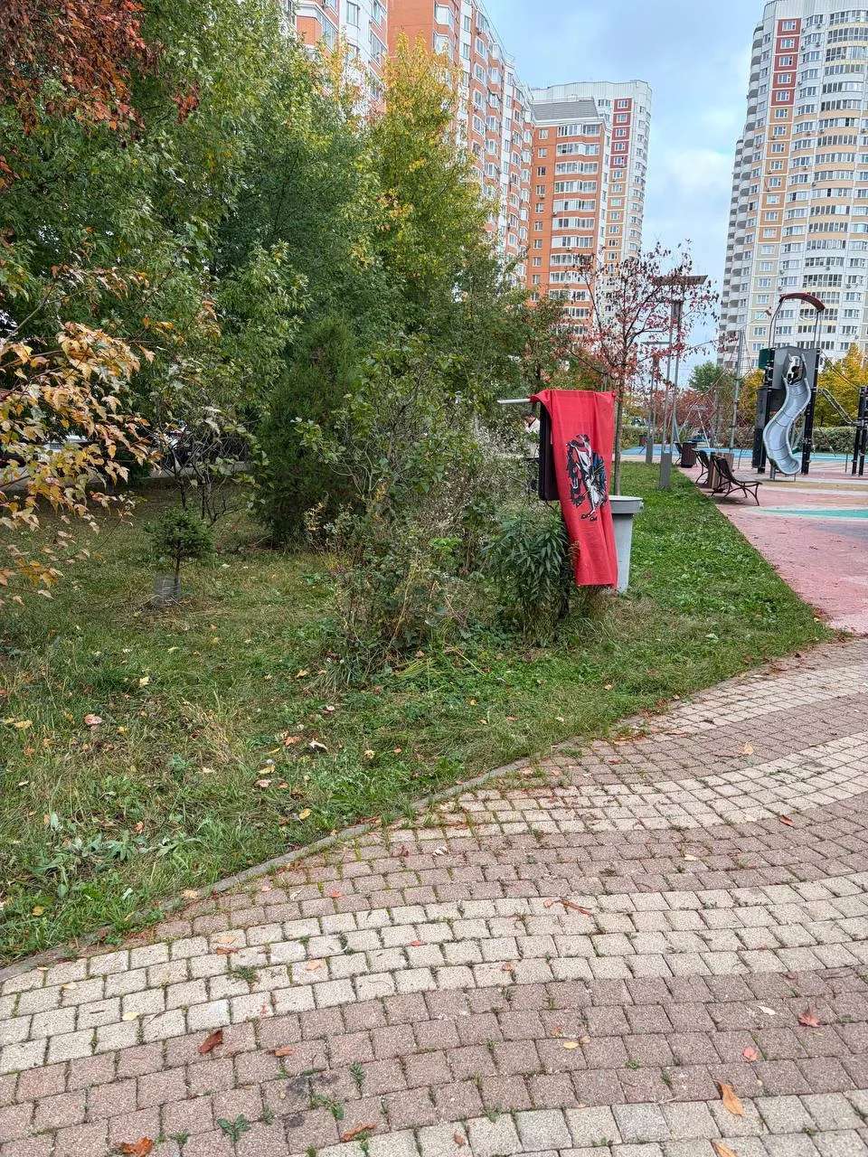 🚩Флаг Москвы валяется между домами 8 и 10 по улице Бианки.