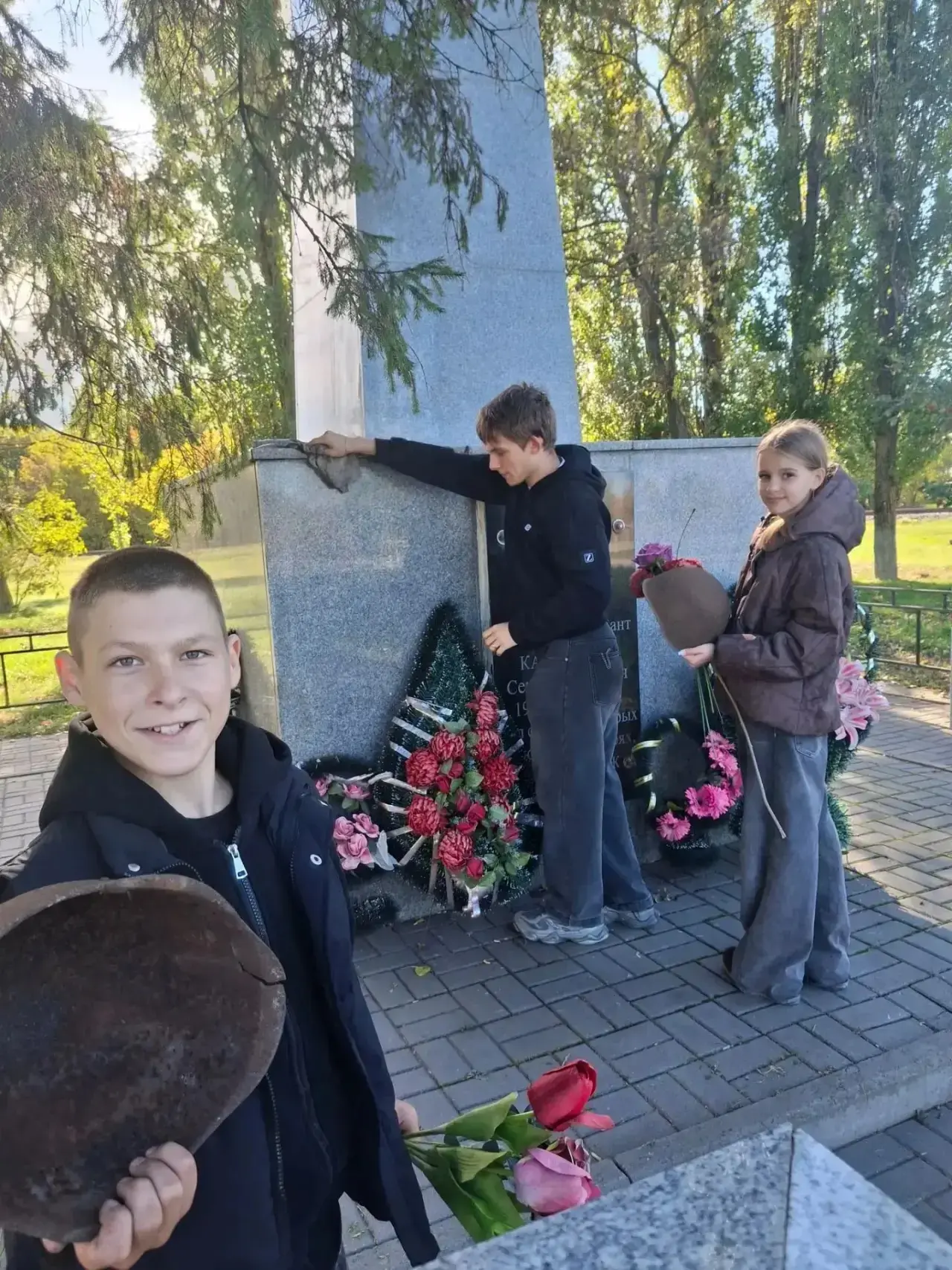 Воспитанники юнармейского отряда "Сполох" СОШ 103 со своим руководителем Выборновым П. ...