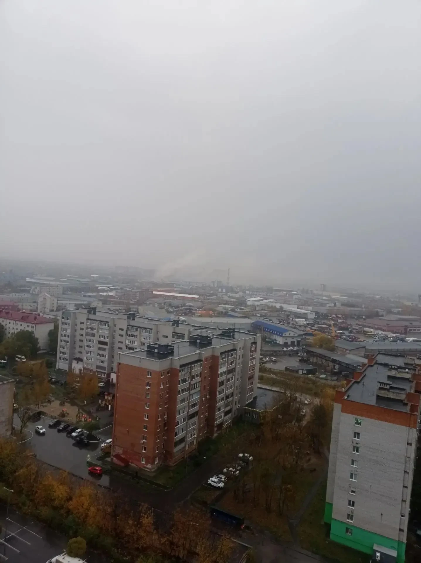 В районе Тюмени, где живет цыганский табор, заметили дым. Фото поделилась читательница,...