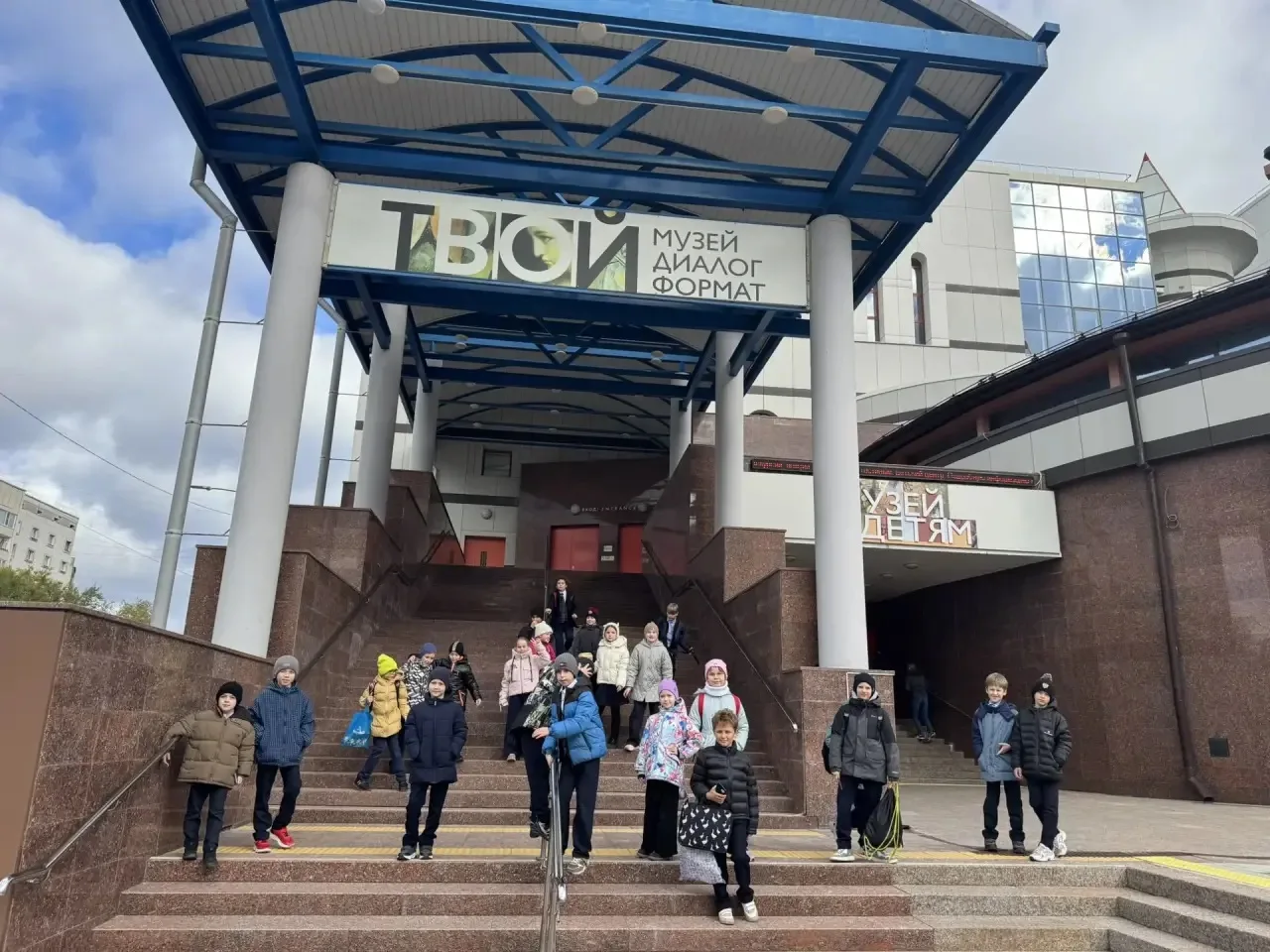 Юные зрители Тюмени отправились в «Мир детства»: стартовал международный фестиваль «Нол...
