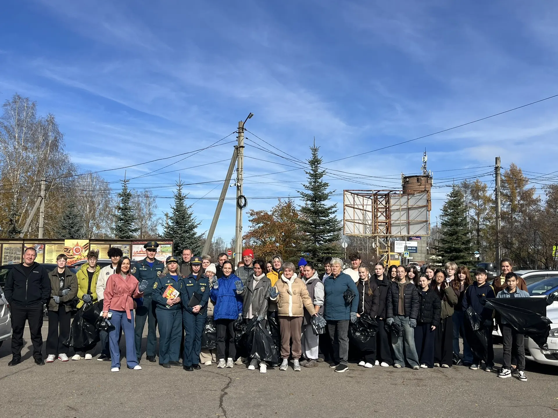 🧹Сегодня в Молодежном прошел общепоселковый субботник.