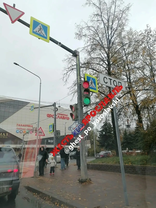 Светофор на Победы/Свободы «предлагает сыграть» в опасную игру 🤔