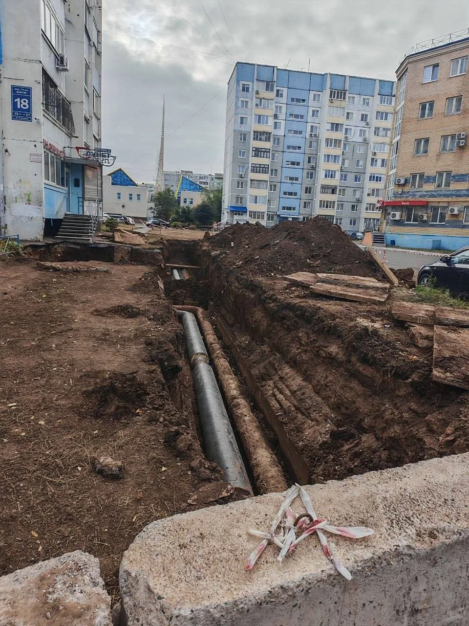 На пороге отопительного сезона: Двор в Оренбурге топит из‑за незавершенных работ