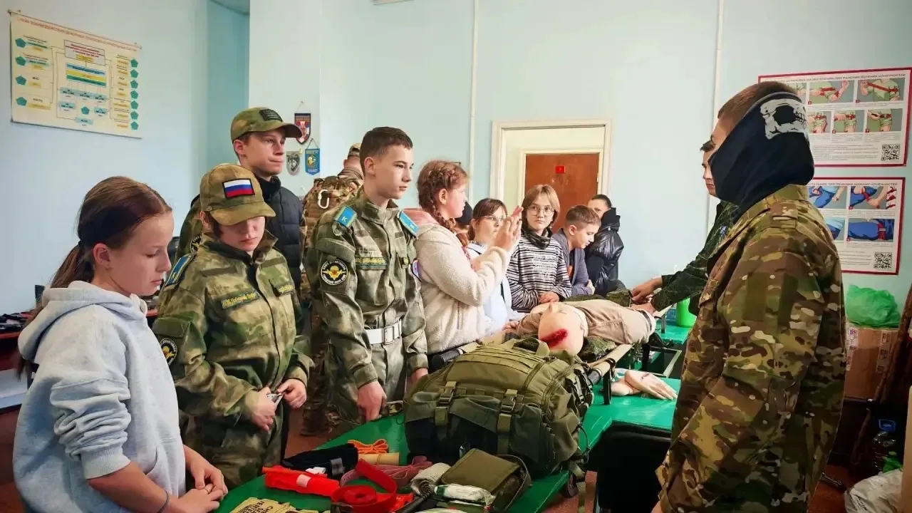 Для детей наших бойцов организовали экскурсию в воинскую часть