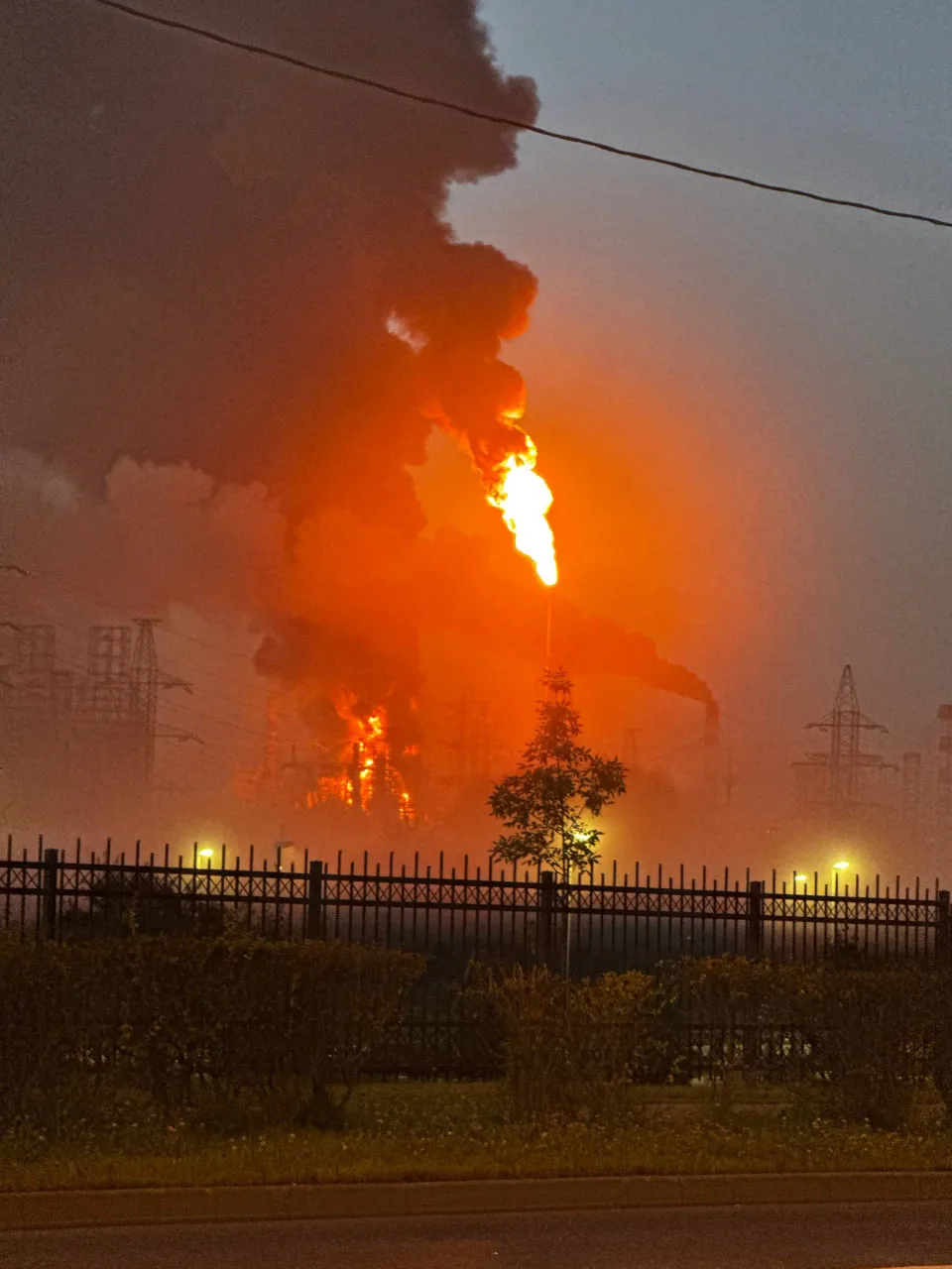 Присылают МНПЗ. 5:30 утра. Видно пожар.
