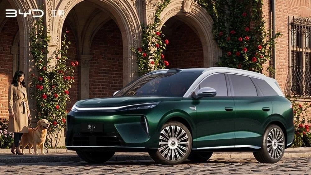 Компания BYD показала на официальных изображениях интерьер кроссовера Tang третьего пок...