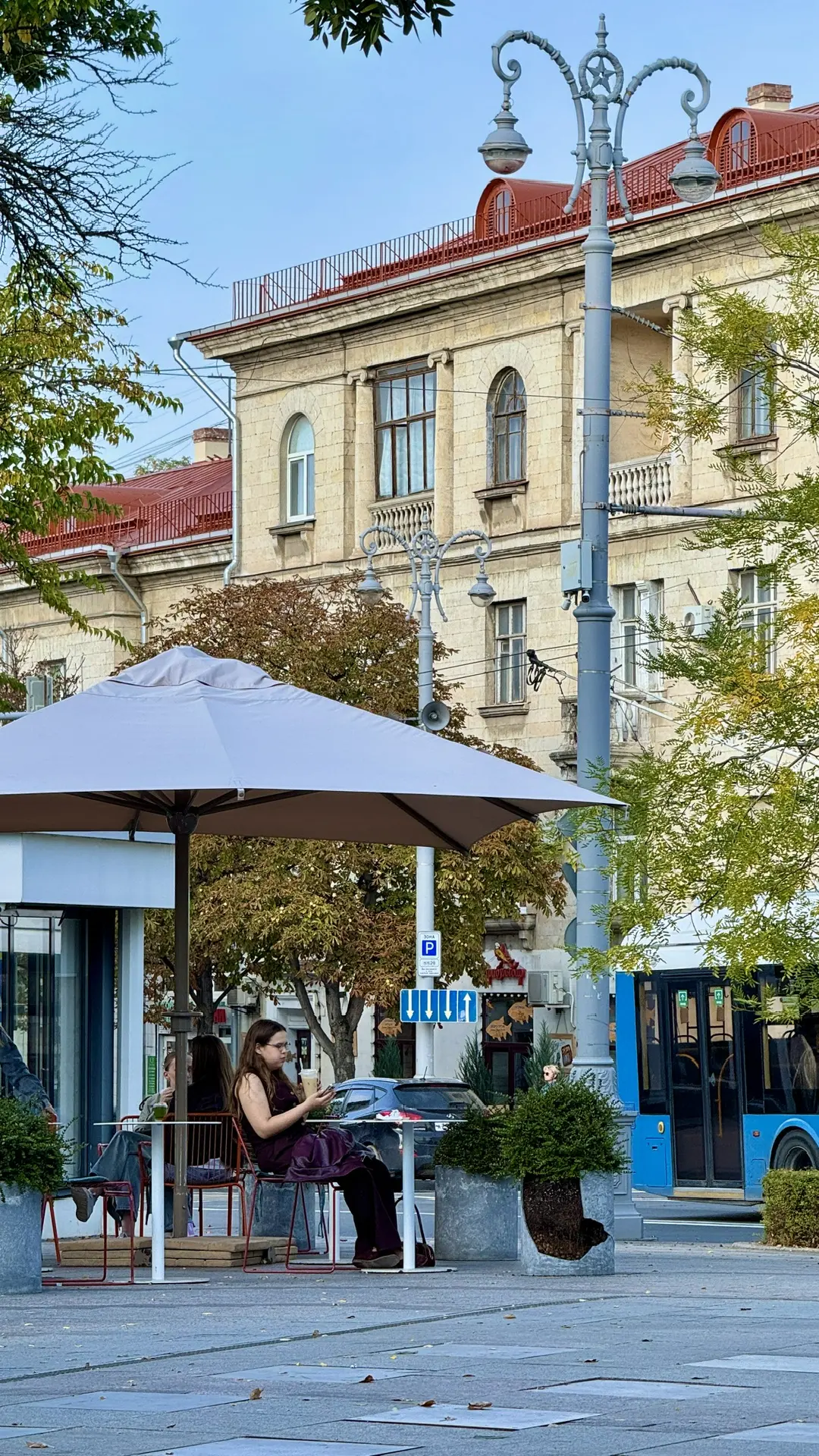 Приятная атмосфера на улице Большая Морская в Севастополе сегодня 🌳🌞 Крым