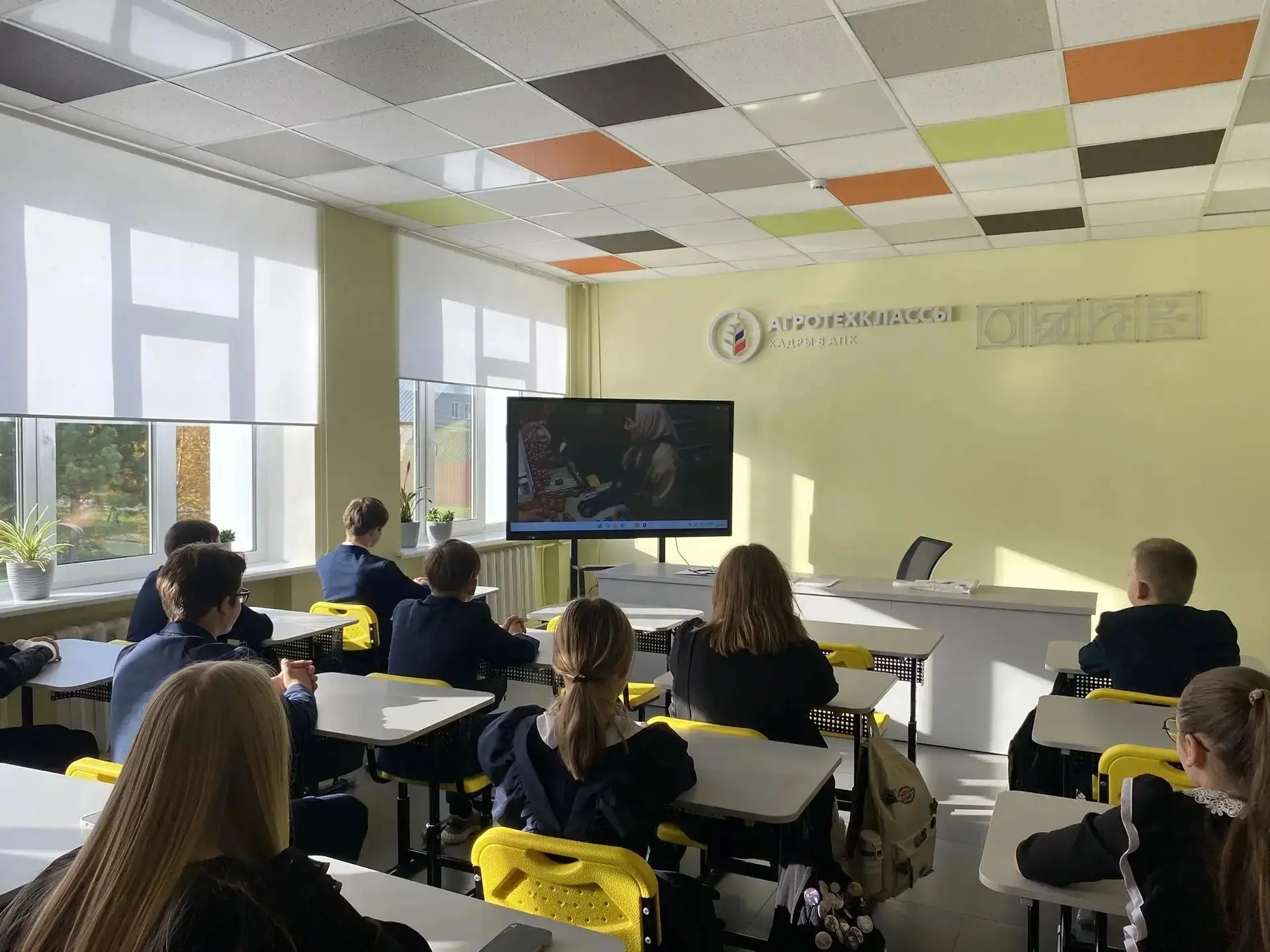 Сегодня учащиеся 7 класса на занятии курса «Мир профессий птицеводческого направления» ...