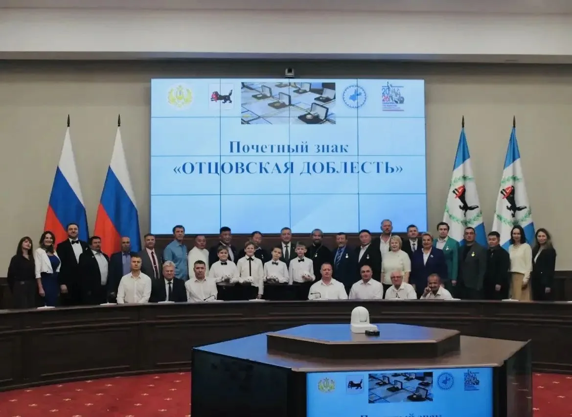 Лучших отцов наградили почетным знаком "Отцовская доблесть"