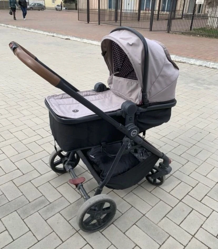 Продам коляску, в комплекте москитная сетка и дождевик. Обращаться по номеру +79381247697