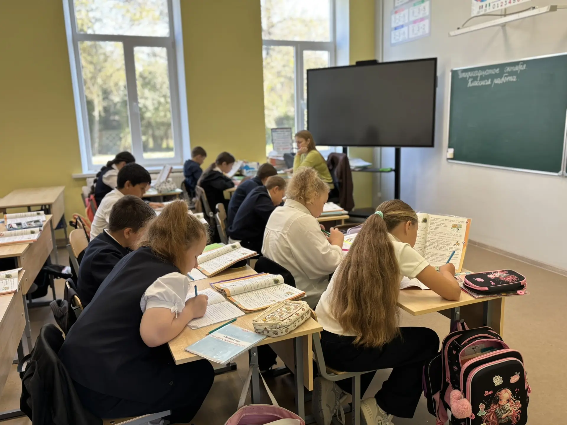 Взгляд из коридора: урок в разгаре! 🤫