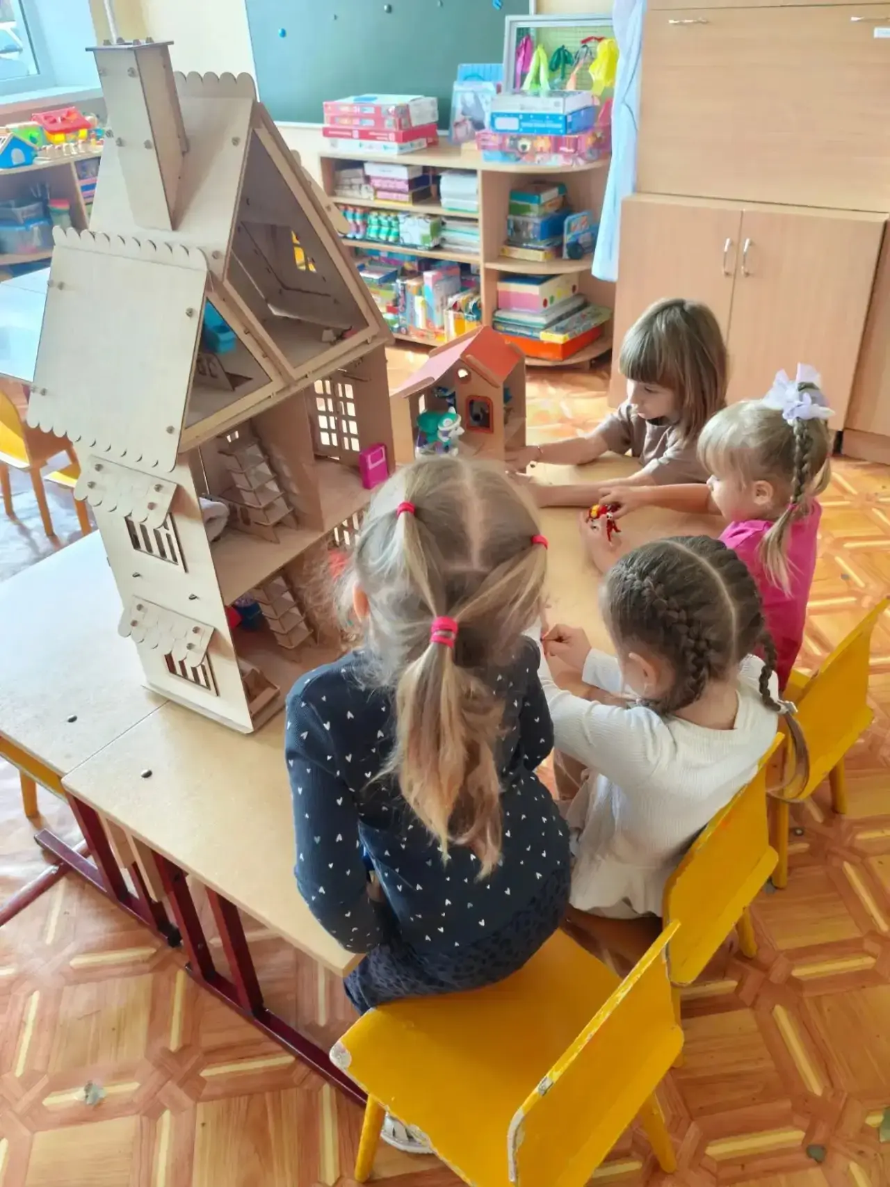 В среднем дошкольном возрасте сюжетно-ролевая игра остаётся ведущей деятельностью. Чере...