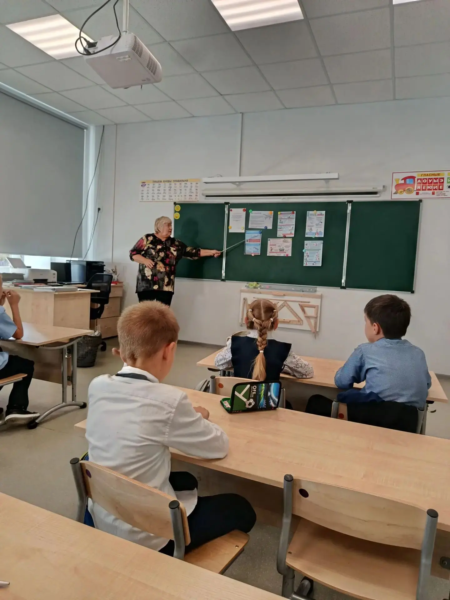 Для учащихся 🗣 2-4 классов была проведена профилактическая беседа на тему "Как вести с...