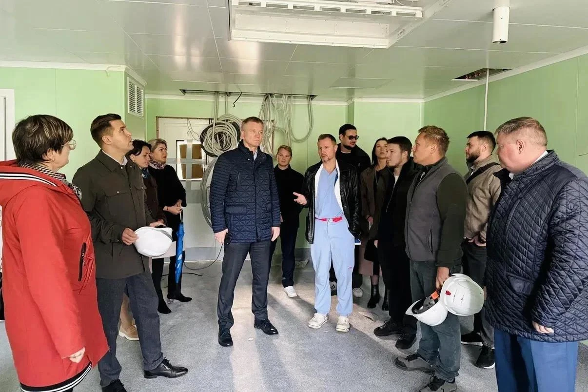 К монтажу стеновых панелей и подвесных потолков приступили в ходе капремонта детского с...