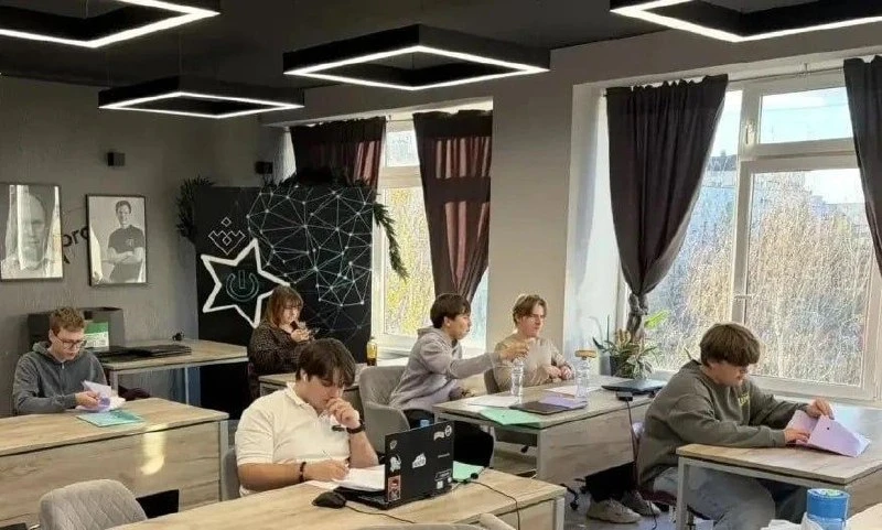 🧠 Школьники Салехарда проходят интенсив по спортивному программированию