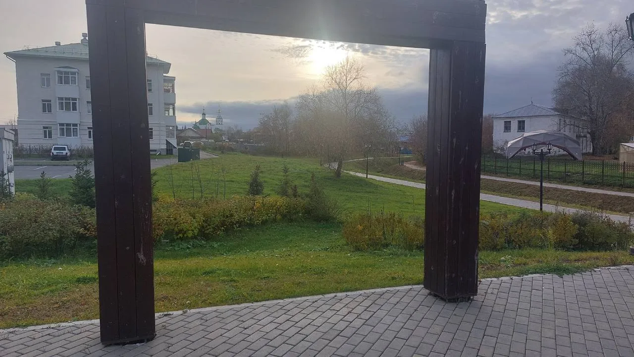У памятника Чулкову. Дерево все обветшало, качель сломана похоже, одна рама стоит.