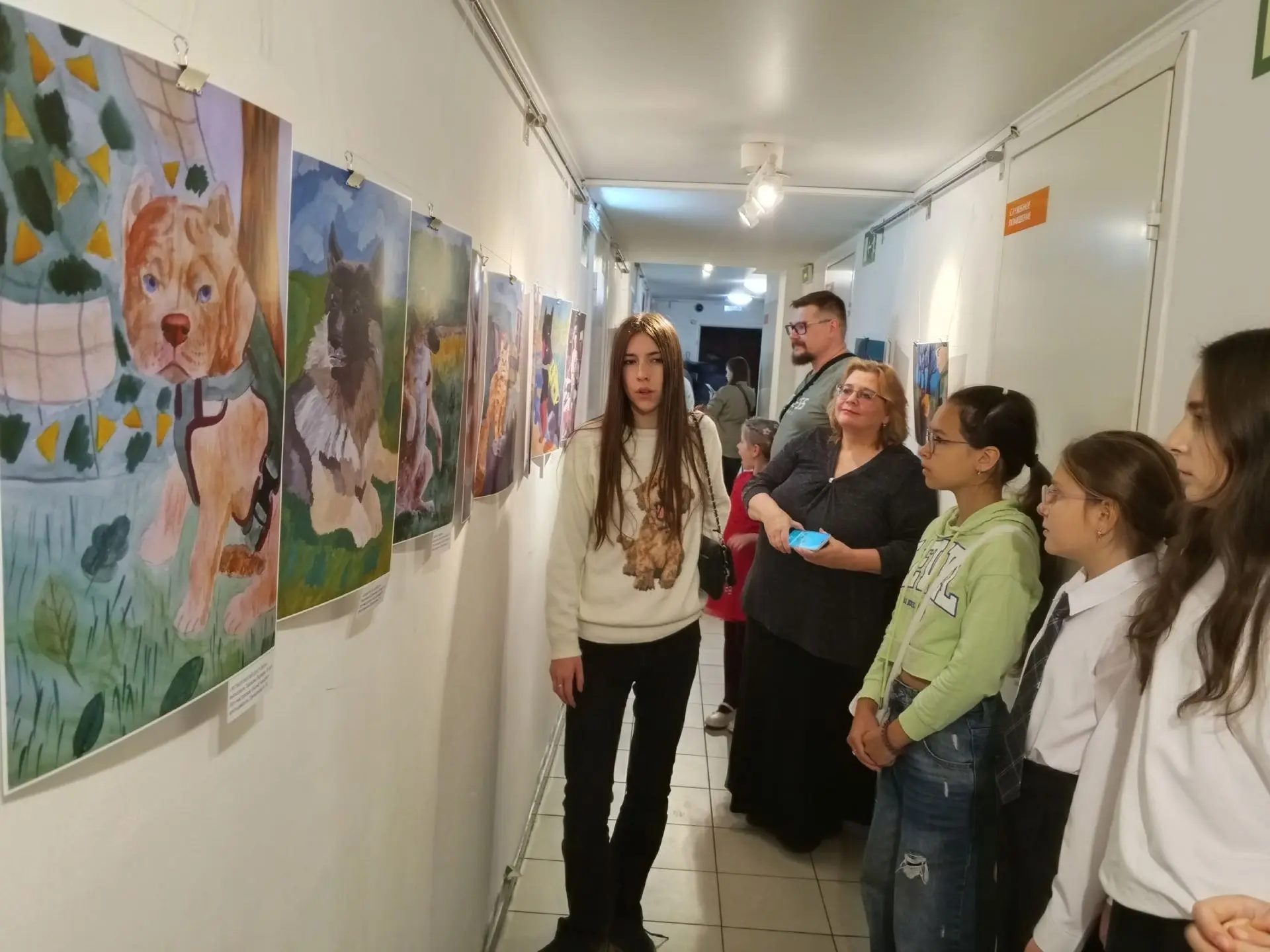 В библиотеке на Рубежной в Выборге открылась выставка «Четвероногие герои специальной в...