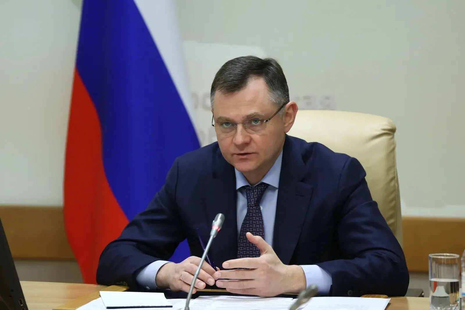 Удивляет другое. В Ростовской области происходит массовая отставка районных глав, почти...