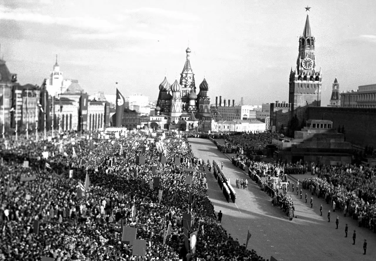 Тысячи людей пришли поприветствовать премьер-министра Республики Куба Фиделя Кастро на ...