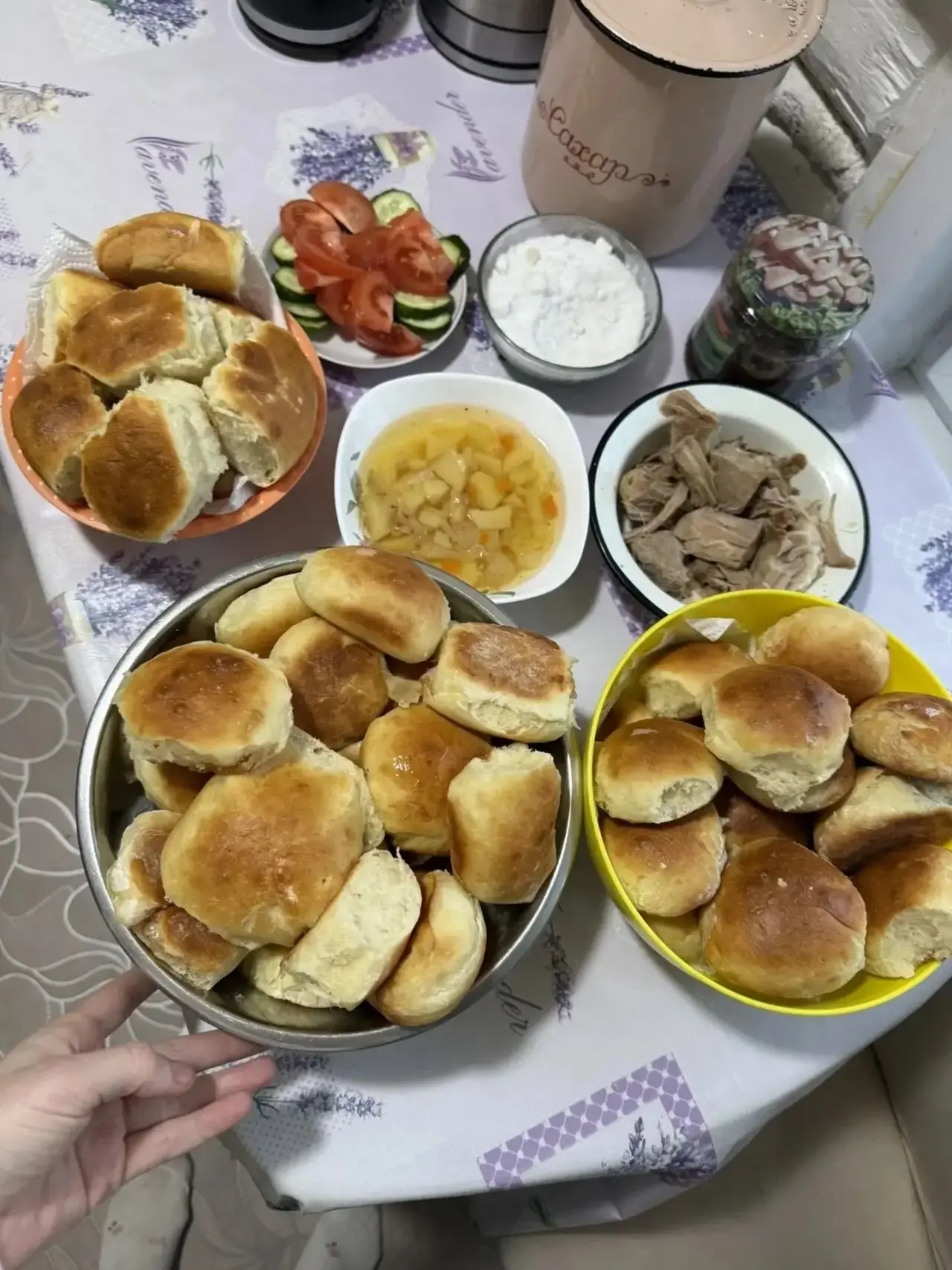 Встала бабушка до света,