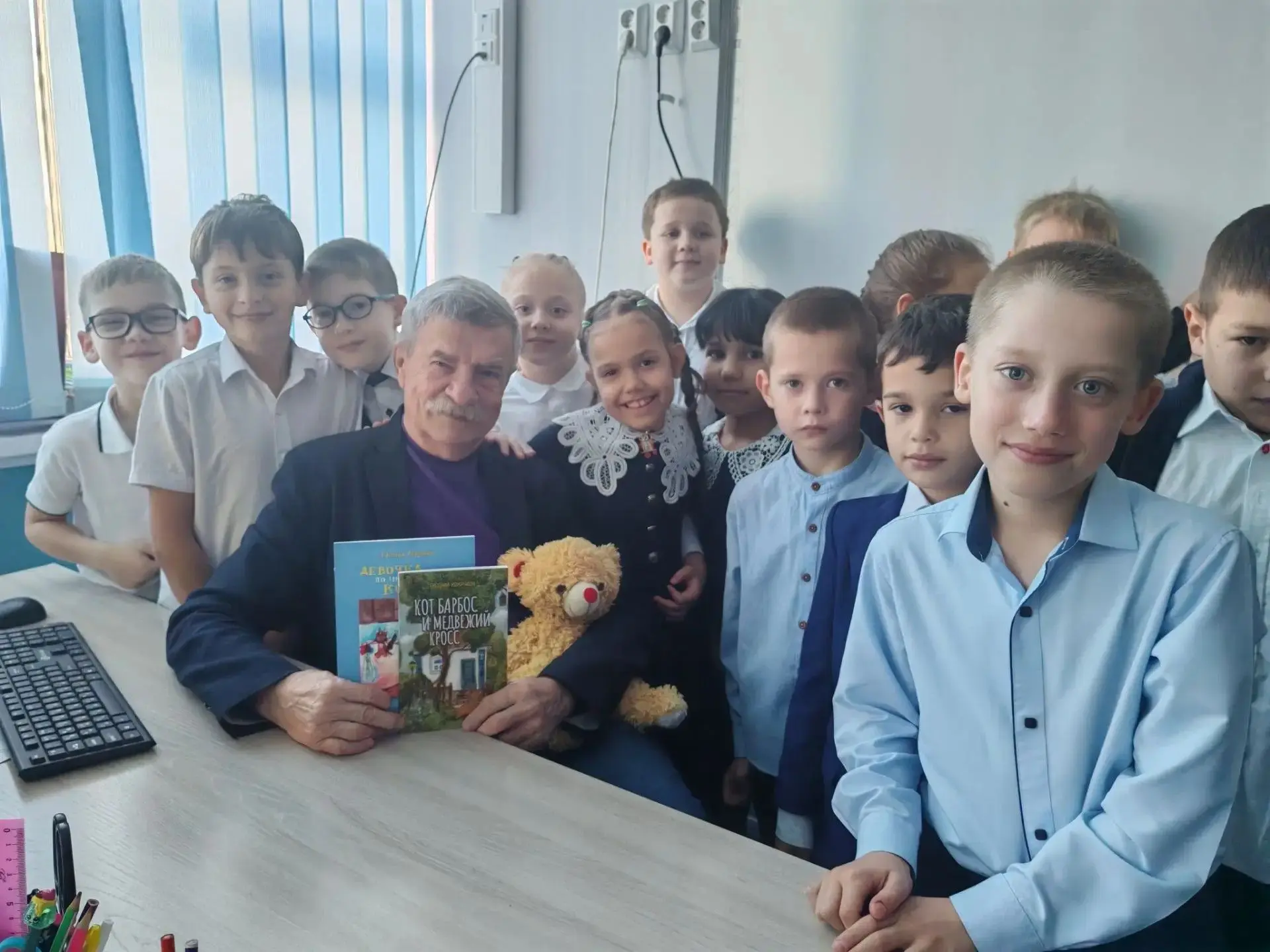 Настоящее волшебство: в гостях у школы — детский писатель Евгений Хохряков! ✨📚
