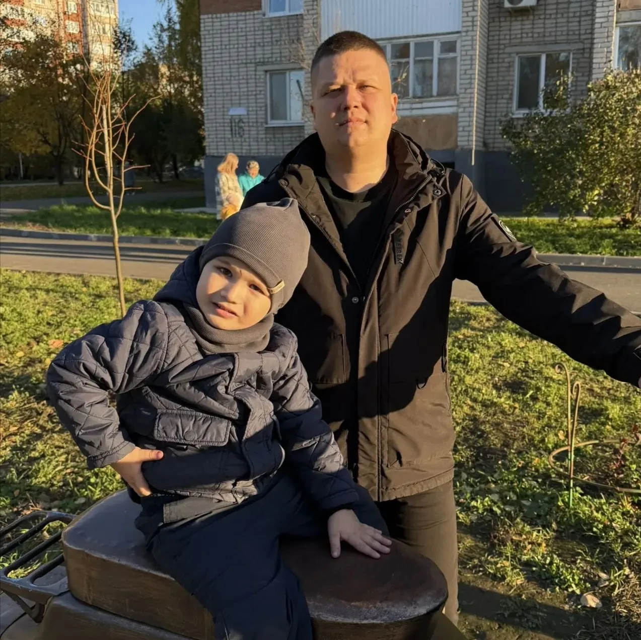 Родыгин Роман, воспитанник 2 младшей группы "Листочки", поздравляет папу Олега Сергееви...