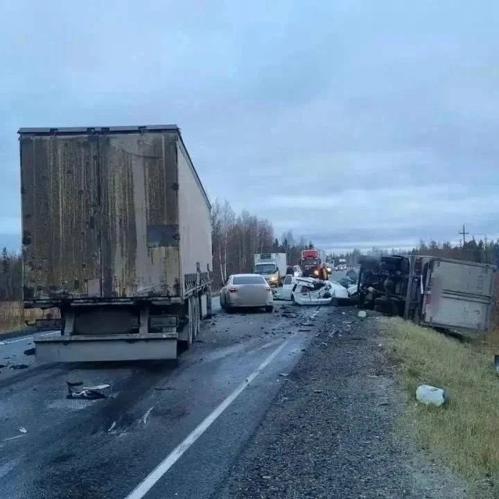 На трассе Сургут — Салехард произошла авария со смертельным исходом.