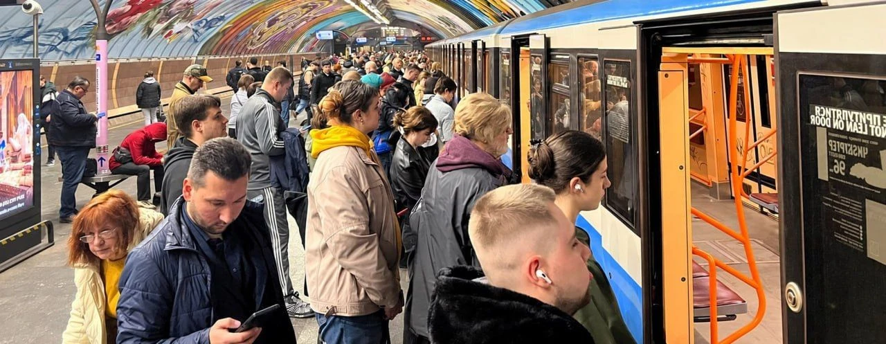 Кадры обесточенного Киева: в метро и на улицах города полностью отсутствовало электриче...