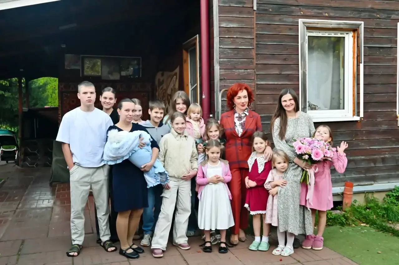 В гостях у многодетной семьи, где совсем недавно родился 17-й ребёнок, побывала глава о...