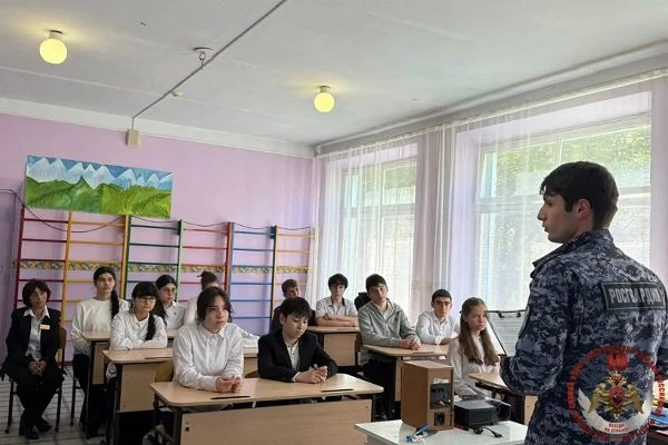 Росгвардейцы Карачаево-Черкесии провели тематическую встречу со школьниками региона