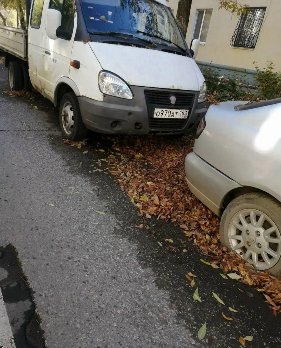 🚗 Жители Новокуйбышевска просят убрать брошенные автомобили с улицы Кадомцева.