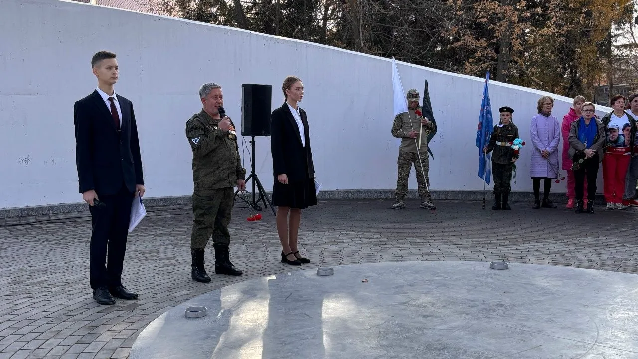 В преддверии Дня белых журавлей в сквере имени Алексея Титова в Ижевске на Аллее Славы ...
