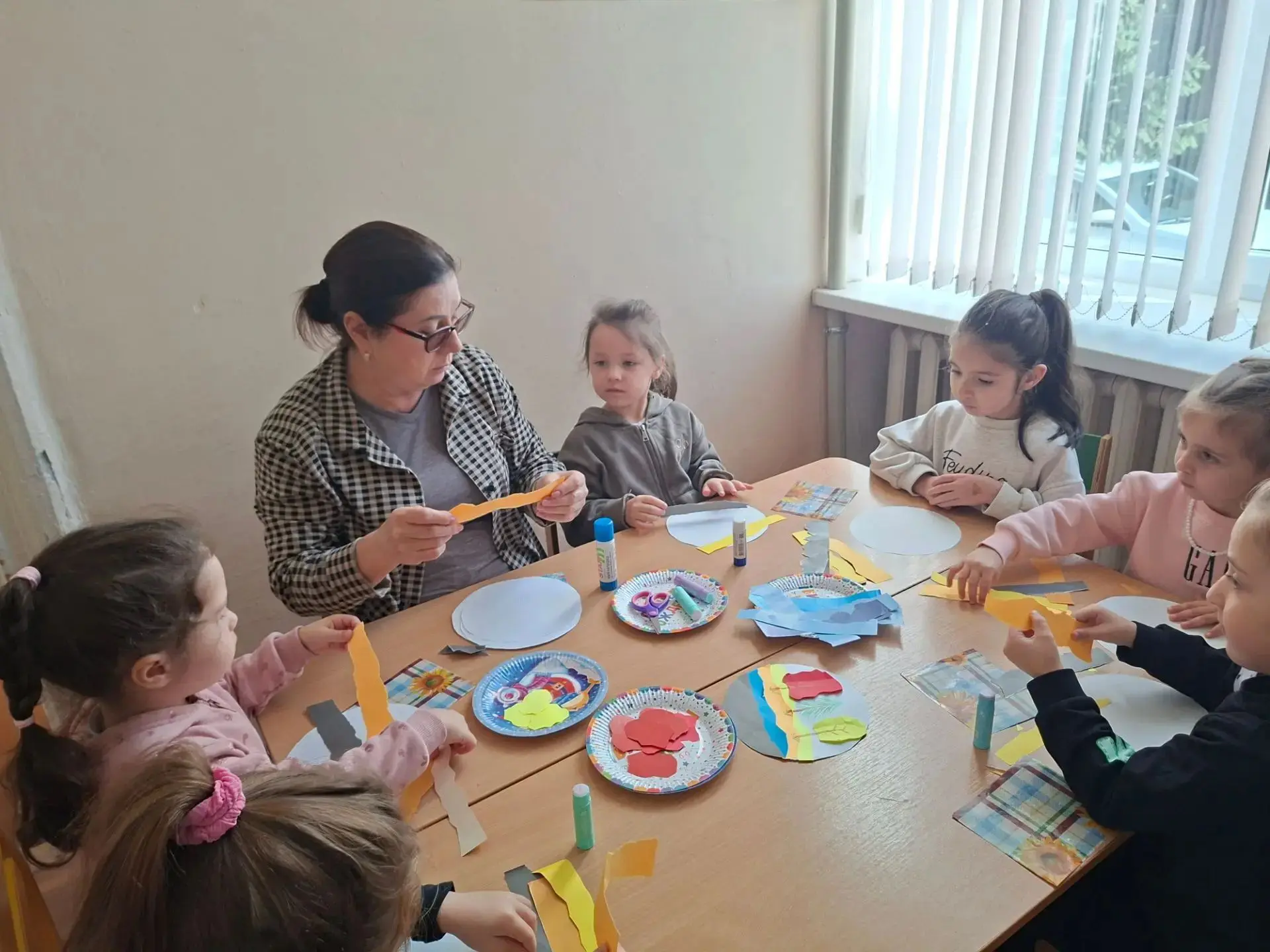 🔶В старшей группе "Солнышко"☀ воспитатель Станкевич В. Н. провела аппликацию нетрадици...