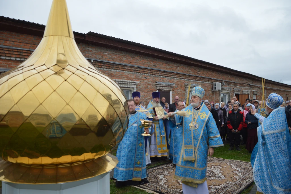В Каргаполье освятили купол храма