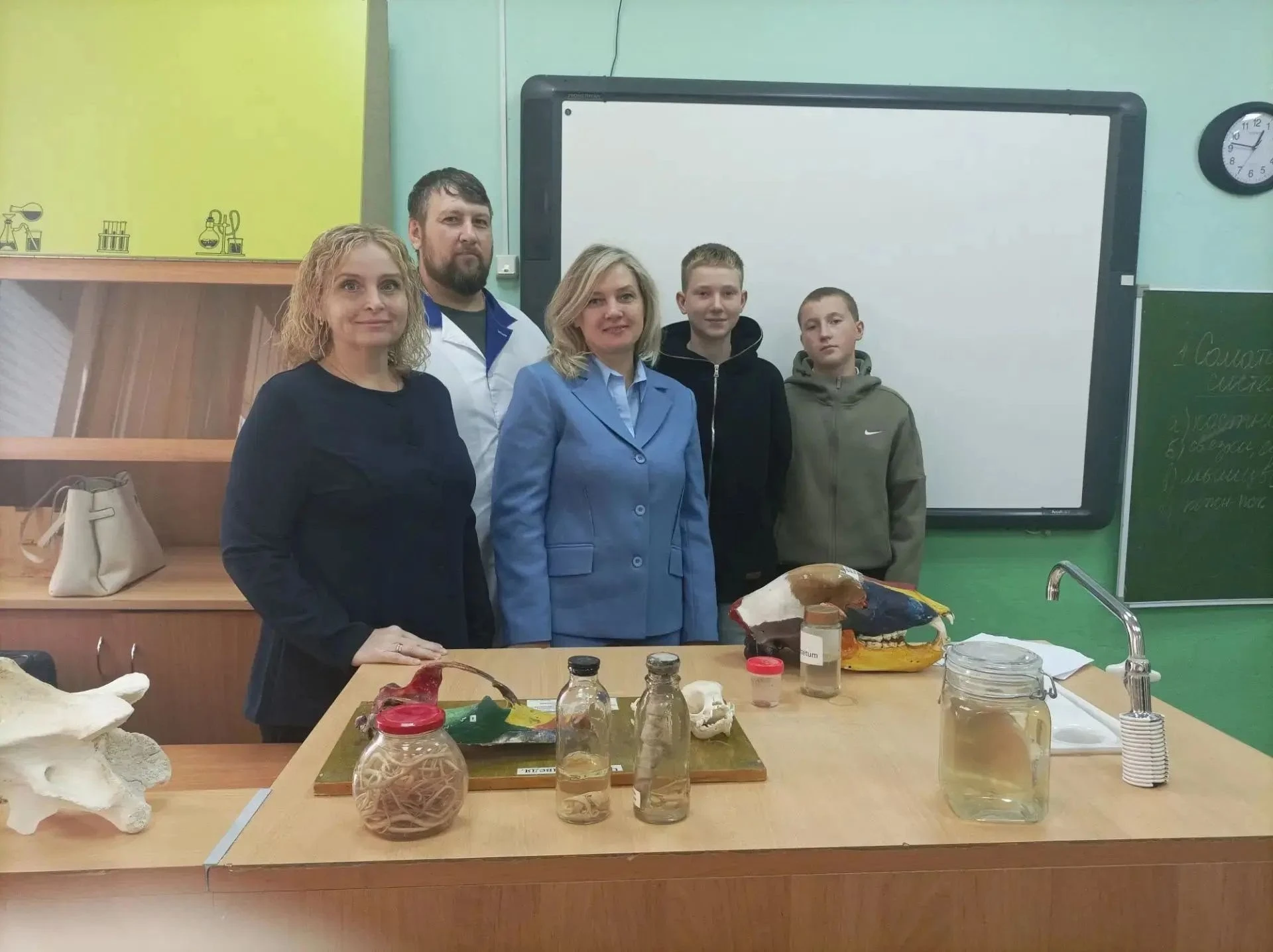 В Дзержинской средней школе № 2 продолжаются увлекательные занятия для учеников агрокласса