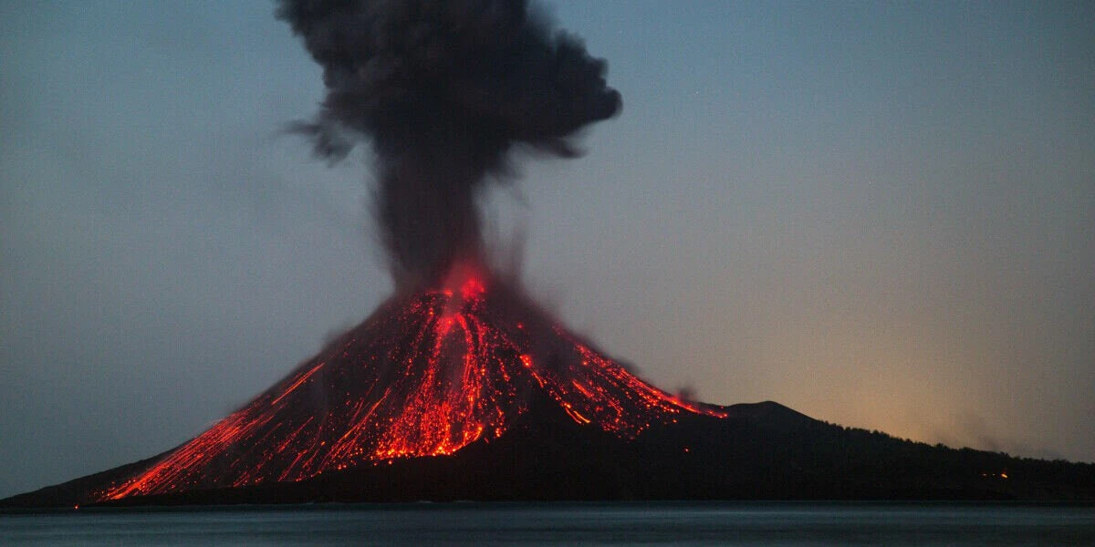 🌋 В 1883 году в Зондском проливе между островами Ява и Суматра произошло извержение ву...